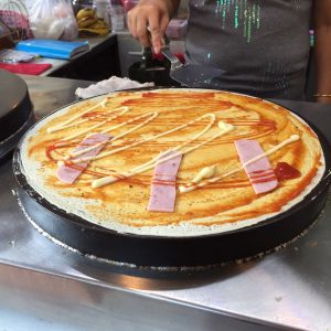 gozzilla crepe ท่ามหาราช ริมแม่น้ำเจ้าพระยา