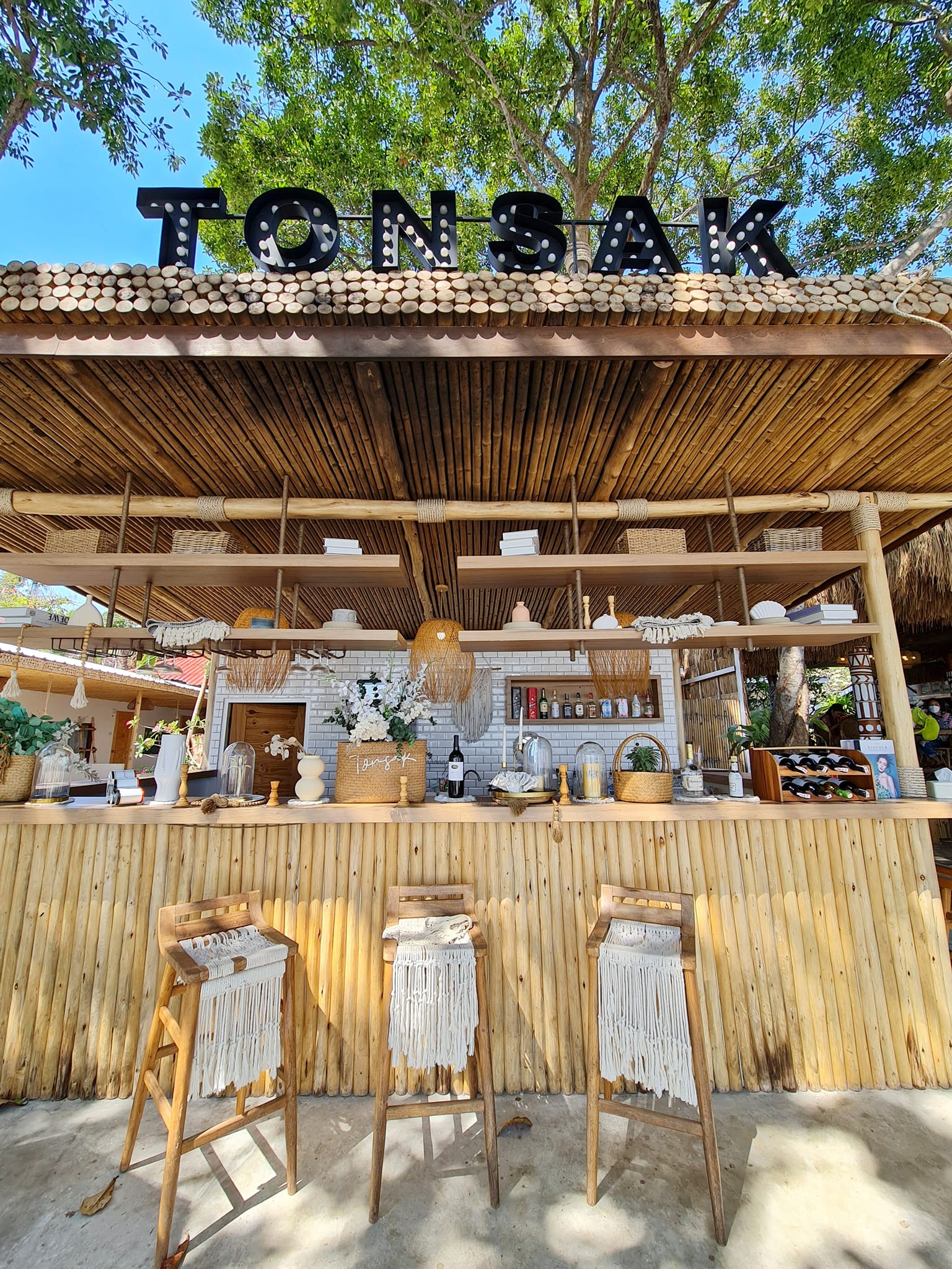 Tonsak Cafe & Restaurant 